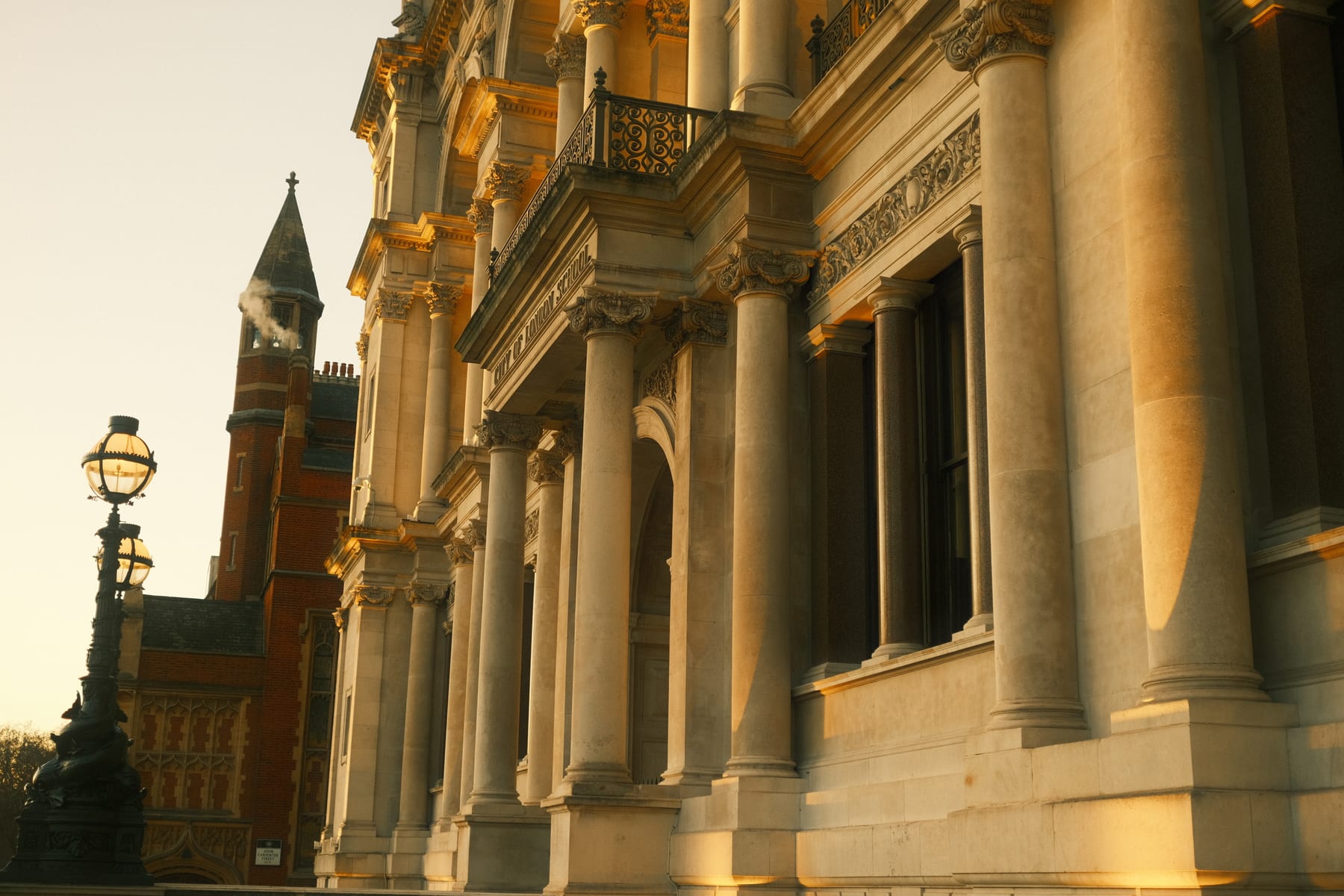 Façade d'un bâtiment classique à la lumière du soir